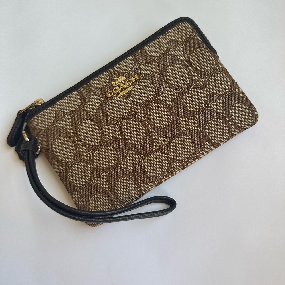 COACH - Dark brown large corner zip wristlet 🧸🤎🧸🤎